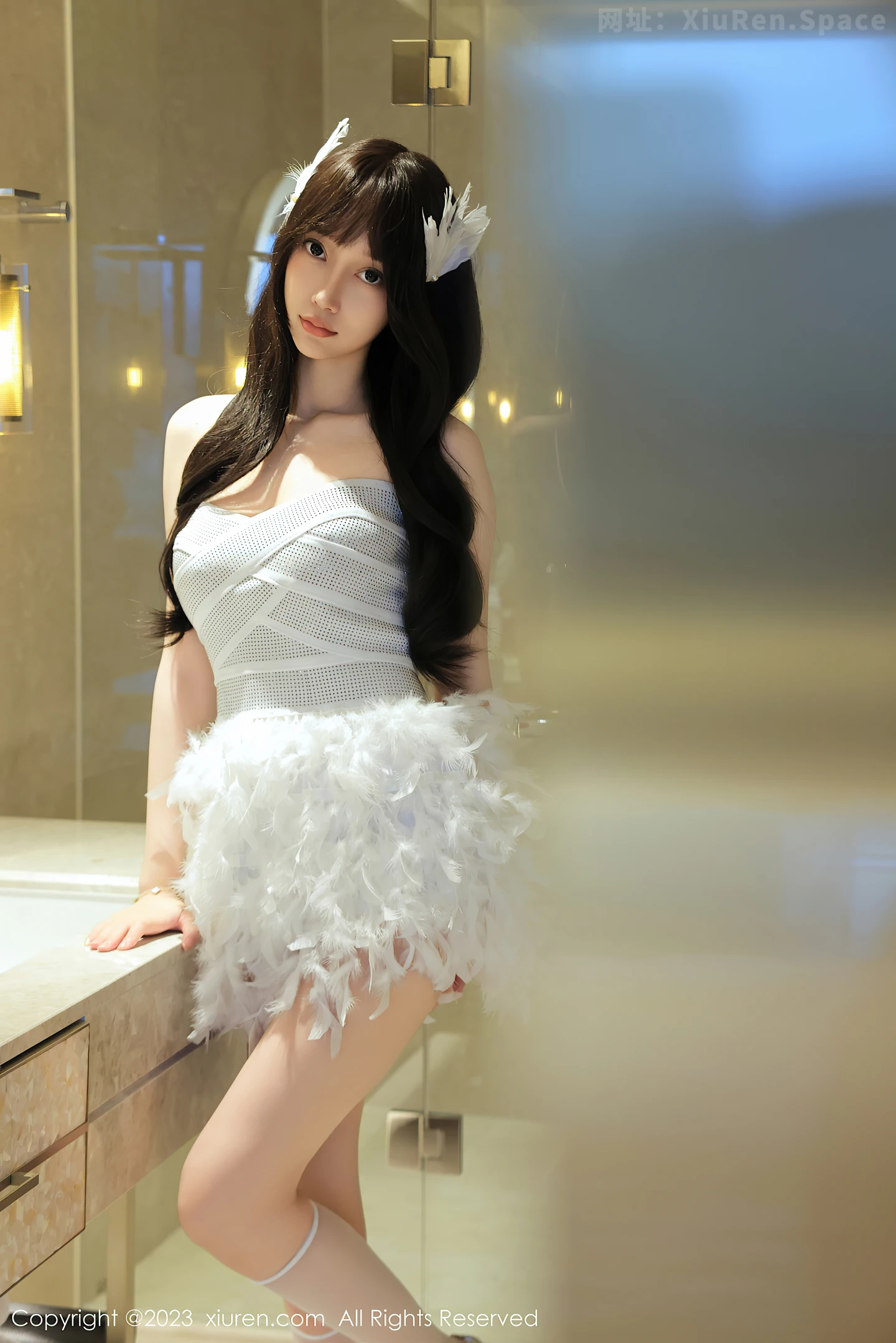 图片[4]-[XiuRen秀人网]VOL.7644 模特玥儿玥er性感白色露肩礼裙配白丝袜秀曼妙身姿迷人诱惑写真57P-秀人网官方网站